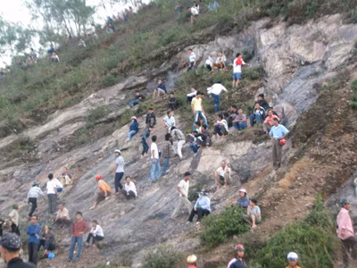 Rất đông người ngồi trên núi trông ngóng cuộc trục vớt Rất đông người ngồi trên núi trông ngóng cuộc trục vớt