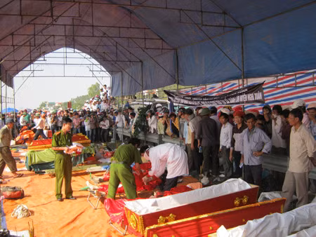 Khâm liệm các thi thể trong vụ trục vớt Khâm liệm các thi thể trong vụ trục vớt