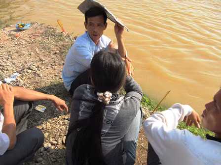 Lúc này, người thân của nạn nhân Nguyễn Thị Thủy và Trần Đăng Khoa hiện mất tích vẫn chưa tìm thấy đang ngồi ngóng bên dòng sông Lam Lúc này, người thân của nạn nhân Nguyễn Thị Thủy và Trần Đăng Khoa hiện mất tích vẫn chưa tìm thấy đang ngồi ngóng bên dòng sông Lam