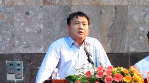Bộ trưởng Đinh La Thăng: “Không thể để hiện tượng, làm đường cao tốc mà đưa nông dân vào làm. Bộ trưởng Đinh La Thăng: “Không thể để hiện tượng, làm đường cao tốc mà đưa nông dân vào làm.