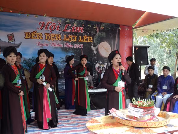 Các liền anh, liền chị đang hát quan họ