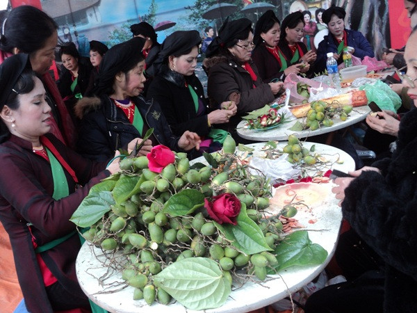 : Đến tham dự Hội Lim, ngoài việc được thưởng thức những giọng ca ngọt ngào của các liền anh, liền chị, du khách còn được thưởng thức những miếng trầu têm cánh phượng do chính tay các liền anh, liền chị têm và mời khách