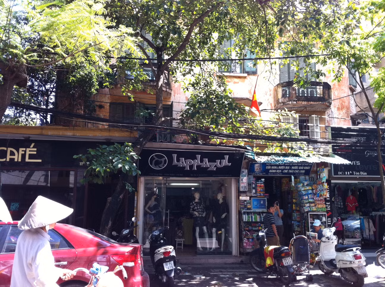 Phía trước của căn biệt thự cổ số 11A phố Tông Đản - Hà Nội. Theo như phản ánh của Bà Lê Êlêna: Những sai phạm tại căn biệt thự này vẫn chưa được chính quyền sở tại giải quyết triệt để.