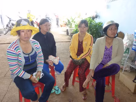 Người trồng cà phê xếp hàng đòi nợ doanh nghiệp Lan Diệu. Người trồng cà phê xếp hàng đòi nợ doanh nghiệp Lan Diệu.