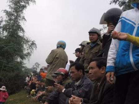 Lực lượng công an xã Đông Hoàng có mặt rất đông để bảo vệ phiên chợ