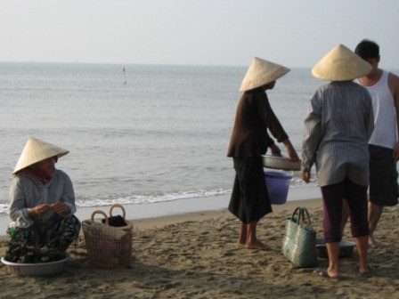 Nhưng việc mua bán vẫn diễn ra như thường, vì đội quân hàng rong ở đây vừa đông vừa giỏi nghề đeo bám, chèo kéo. Một sự thật nữa là, khó mà cưỡng lại những món hàng cua, ghẹ, tôm, mực… tươi roi rói của họ.
