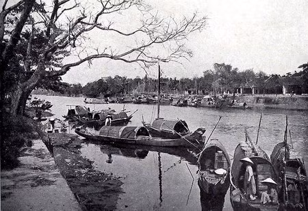 Những con thuyền tam bản. Những con thuyền tam bản.