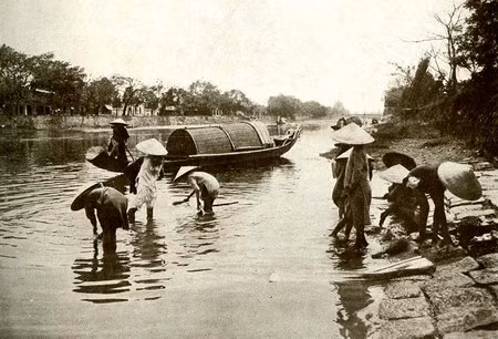 Mọi hoạt động sống của người An Nam diễn ra quanh các bến nước. Mọi hoạt động sống của người An Nam diễn ra quanh các bến nước.
