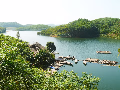Làng chài bên hồ Thác Bà (Yên Bái).