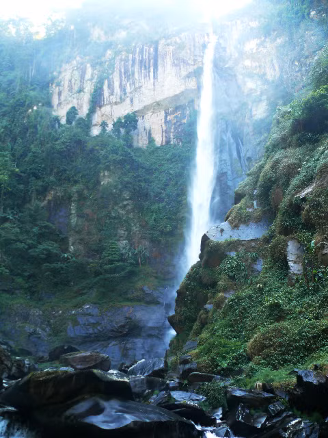 Thác nước Háng Tề Chơ (Yên Bái).