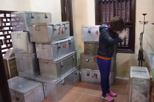 Rất nhiều thùng công đức, hòm sắt đựng chật tiền trong Đình Bà.