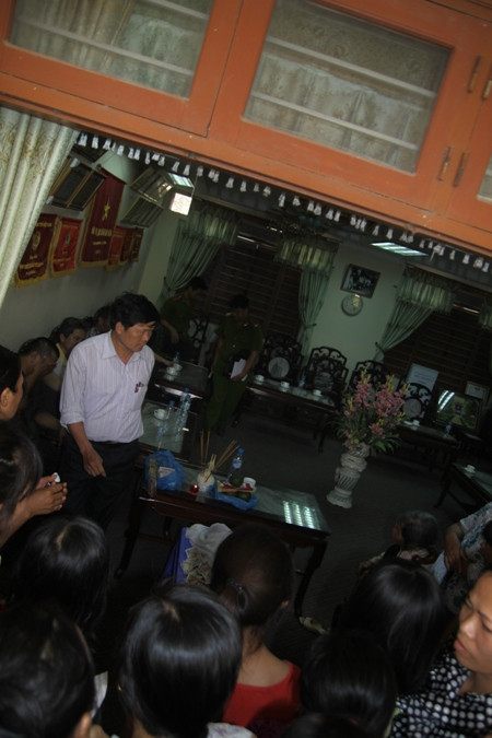 Thi thể cháu bé sơ sinh vẫn đang được đặt tại phòng khách của bệnh viện. (ảnh: Nam Phong)