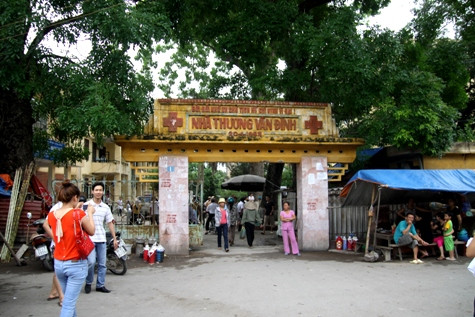 Phía bên ngoài bệnh viện đa khoa Vân Đình. (ảnh: Nam Phong)