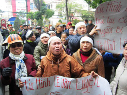 Cả nhà kêu gào đòi tử hình Lê Văn Luyện để đòi lại công bằng