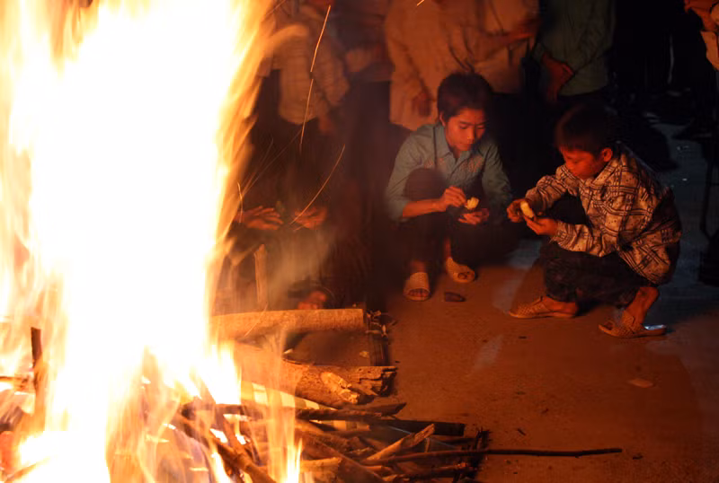 Các em học sinh Kim Bon ăn khoai nướng