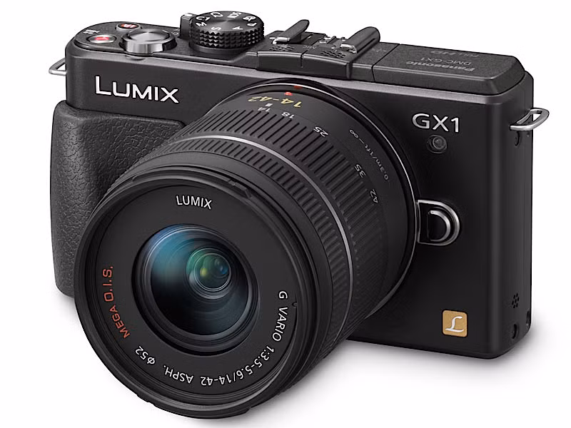 Panasonic còn trang bị cho Lumix GX1 màn hình cảm ứng 3" độ phân giải 460.000 pixel, nút Function để người dùng tự điều chỉnh tính năng theo ý thích. Nếu muốn sử dụng ống ngắm, Panasonic cung cấp phụ kiện Live View Finder độ phân giải 1.440.000 có thể điều chỉnh góc nhìn.