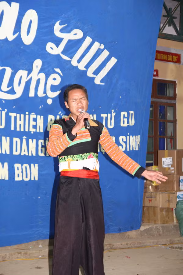Cả người dân trong xã cũng tham gia biểu diễn