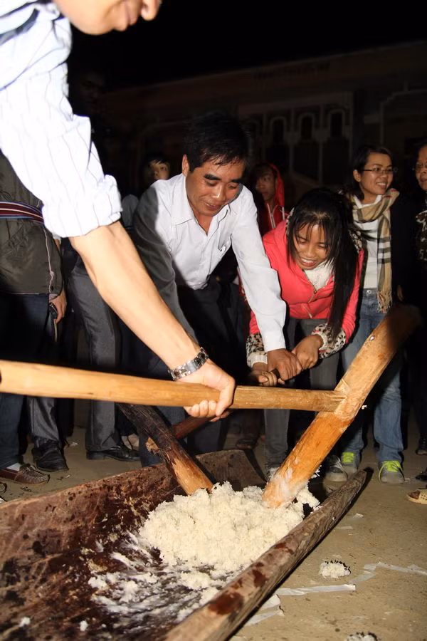 Khi ngọn lửa tàn, là lúc chuyển sang tiết mục giã bánh chày