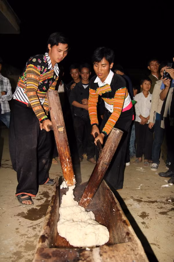 Bánh chày sau khi giã nhuyễn sẽ được cho vào nướng ăn luôn.