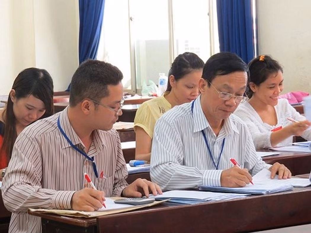 Giám thị tiến hành chấm thi (Ảnh minh họa: Báo Tiền Phong). Giám thị tiến hành chấm thi (Ảnh minh họa: Báo Tiền Phong).