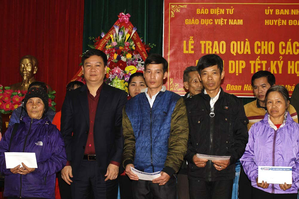 Ông Nguyễn Tiến Bình chụp ảnh với các hộ dân (ảnh Trinh Phúc).