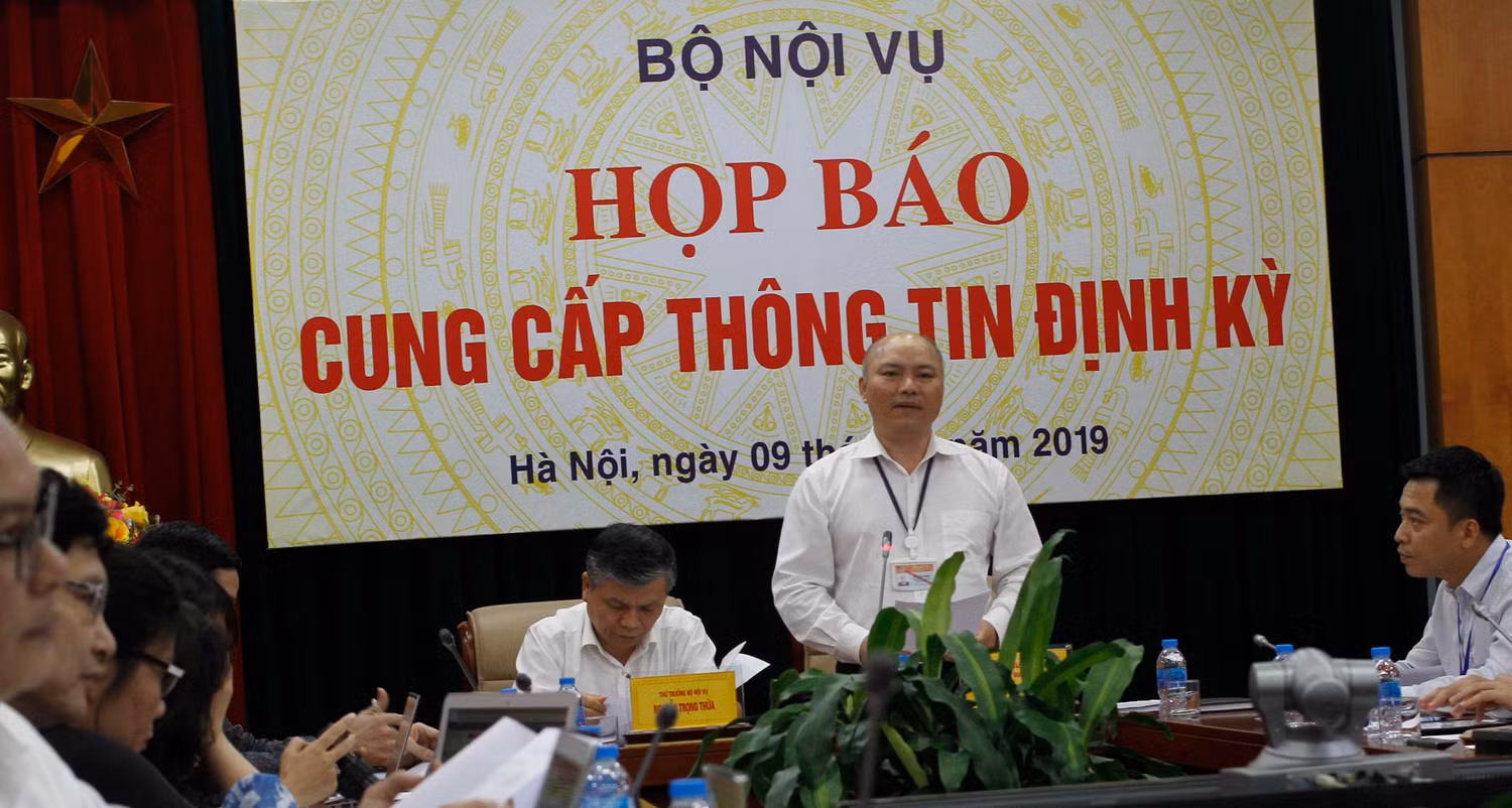 Cấm nịnh bợ sếp, vậy có được nịnh vợ, con cấp trên không? ảnh 2