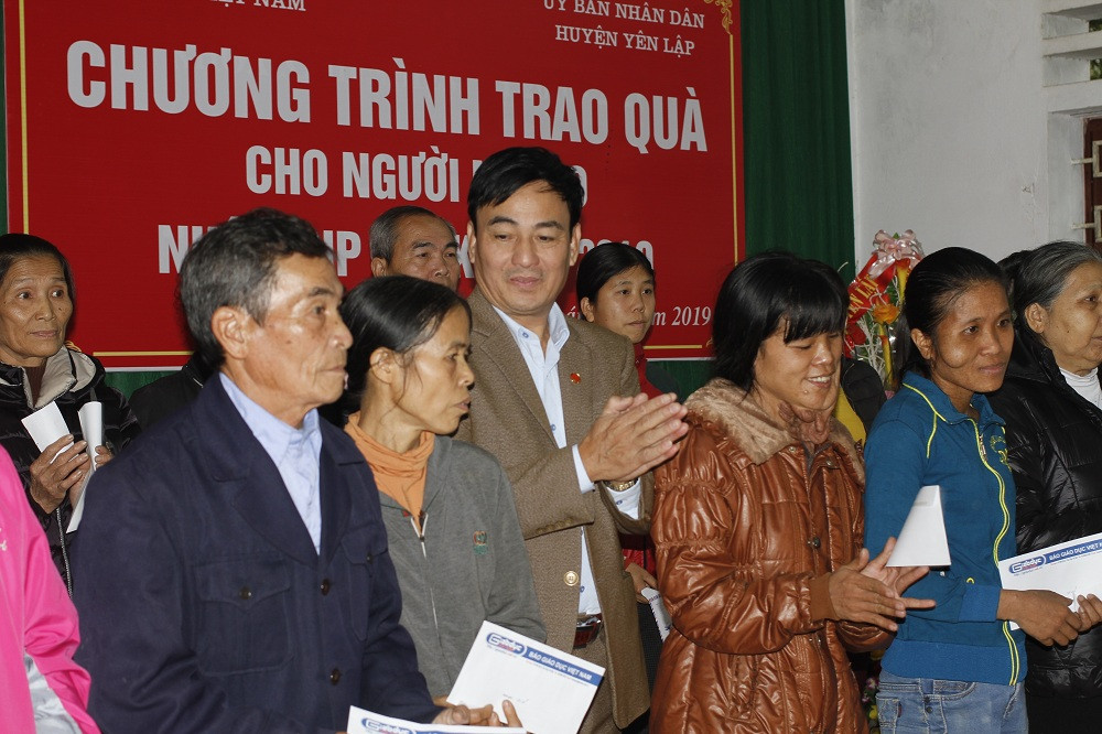 Ông Vũ Đình Thu (đứng giữa), Phó Chủ tịch Ủy ban nhân dân huyện Yên Lập chụp ảnh khi trao quà với các hộ gia đình (ảnh Trinh Phúc).