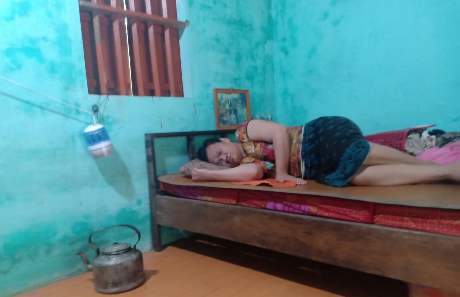 Gia cảnh nghèo khó, bà Nến ốm đau bệnh tật nên gánh nặng càng thêm chồng chất lên vai "cô bé lọ lem tàn tật" - Đặng Thị Yến) - ảnh Kim Sơn.