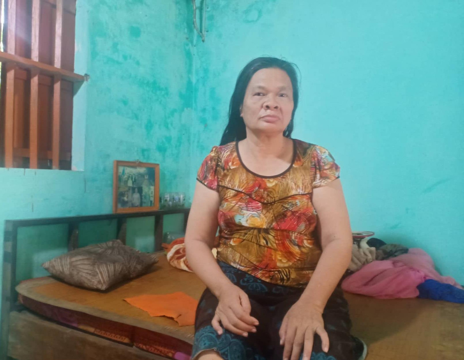 Bà Đặng Thị Nến trước đây là cô giáo nhưng rồi không may bị tâm thần (ảnh Kim Sơn).