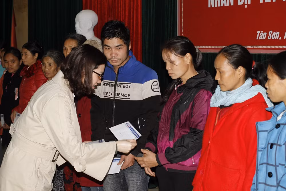 Bà Nguyễn Thị Ngọc Vân cán bộ của Báo Điện tử Giáo dục Việt Nam trao quà Tết cho các hộ nghèo (ảnh Trinh Phúc). Bà Nguyễn Thị Ngọc Vân cán bộ của Báo Điện tử Giáo dục Việt Nam trao quà Tết cho các hộ nghèo (ảnh Trinh Phúc).