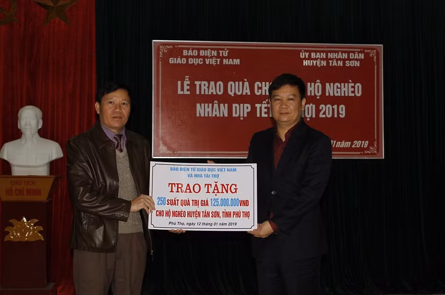 Ông Nguyễn Tiến Bình, Tổng Biên Tập Báo Điện tử Giáo dục Việt Nam (phải) và ông Vũ Tiến Bắc, Phó Chủ tịch Ủy ban nhân dân huyện Tân Sơn, tỉnh Phú Thọ tại lễ trao quà (ảnh Trinh Phúc). Ông Nguyễn Tiến Bình, Tổng Biên Tập Báo Điện tử Giáo dục Việt Nam (phải) và ông Vũ Tiến Bắc, Phó Chủ tịch Ủy ban nhân dân huyện Tân Sơn, tỉnh Phú Thọ tại lễ trao quà (ảnh Trinh Phúc).