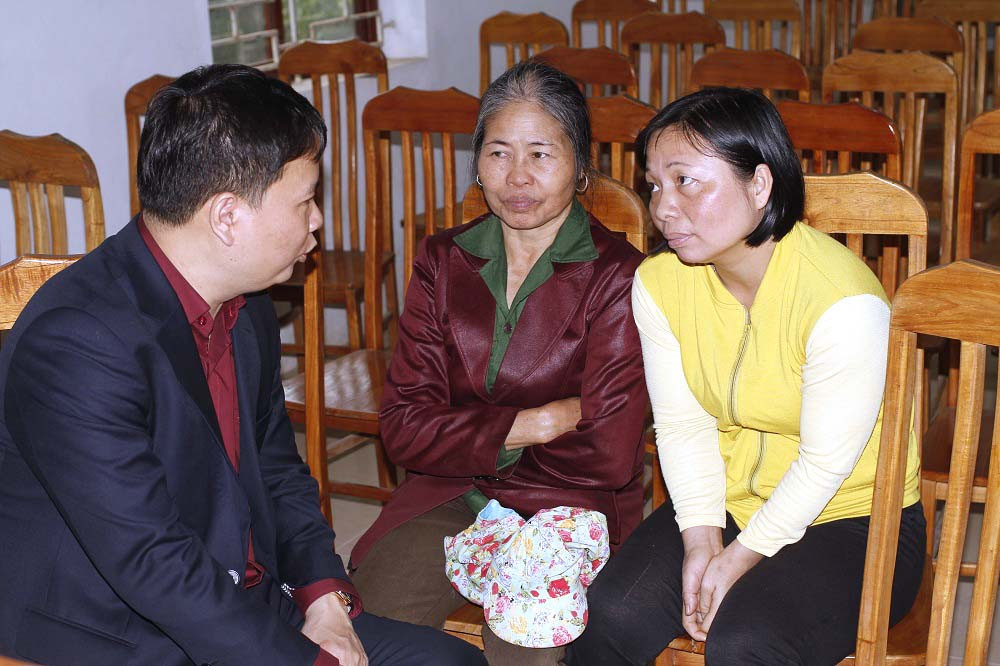 Tổng Biên Tập Báo Điện tử Giáo dục Việt Nam nhắn nhủ tới người dân cố gắng động viên các cháu học tập để vươn lên trong cuộc sống (ảnh Trinh Phúc).