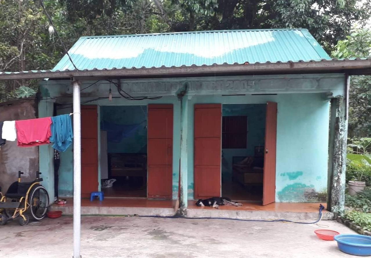 Ngôi nhà của hai mẹ con đang đứng trước nguy cơ bị bán vì nằm trên đất của người khác (ảnh Kim Sơn).