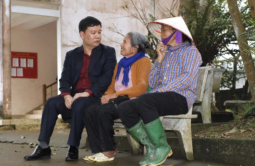 Tổng Biên tập Báo Điện tử Giáo dục Việt Nam trò chuyện, chia sẻ với người dân (ảnh Trinh Phúc).