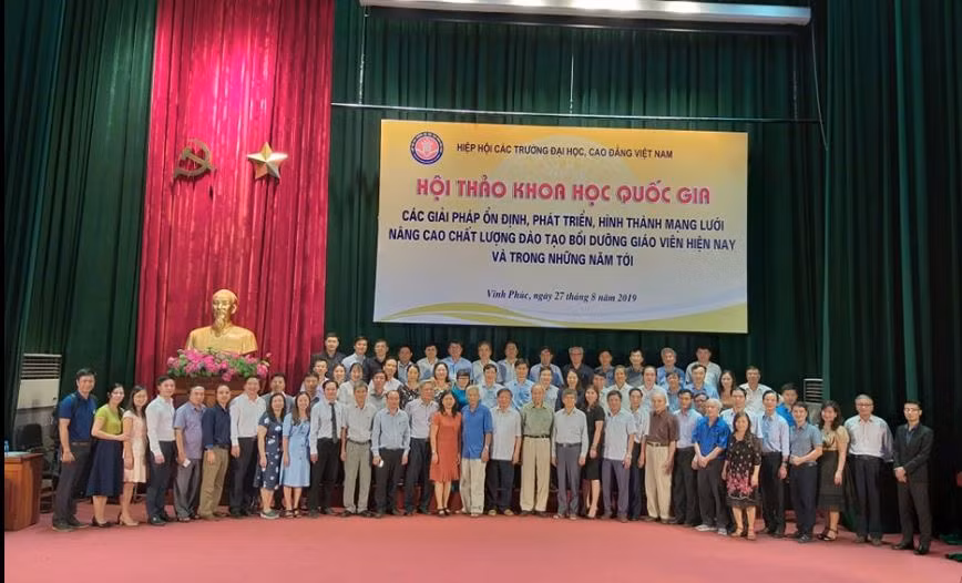 Các đại biểu dự hội thảo chụp ảnh lưu niệm, ảnh: Trinh Phúc.