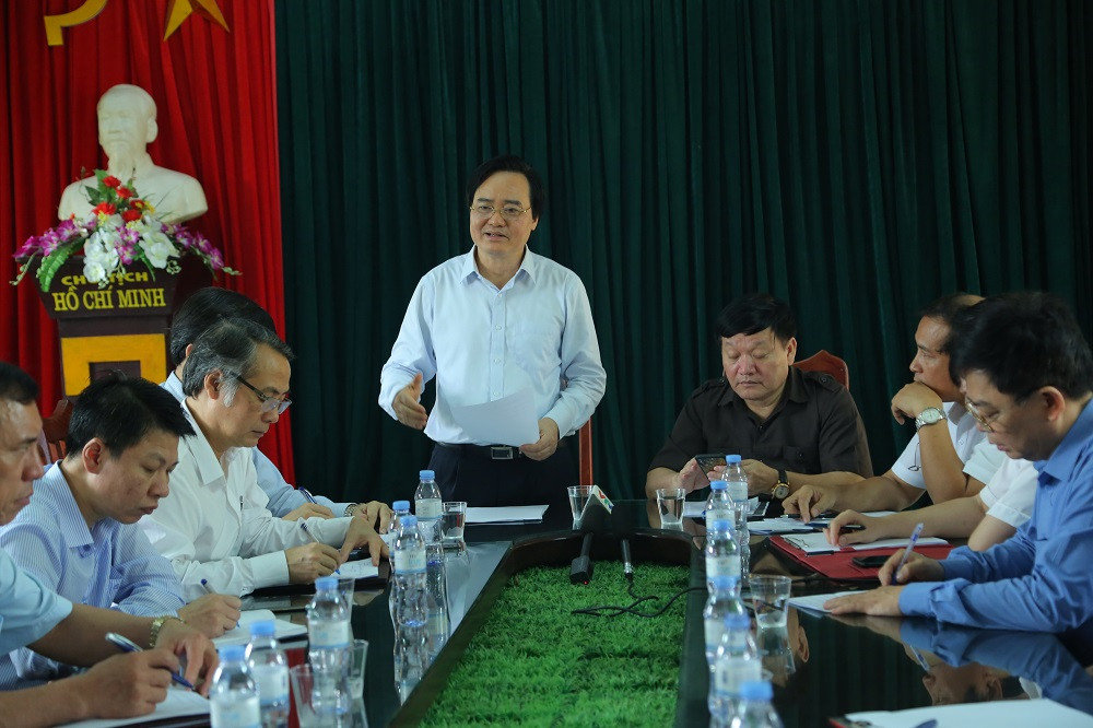 “Tôi đề nghị, Hiệu trưởng, Ban Giám hiệu không hoàn thành nhiệm vụ thì xem xét cho thôi" - Bộ trưởng Nhạ nhấn mạnh.