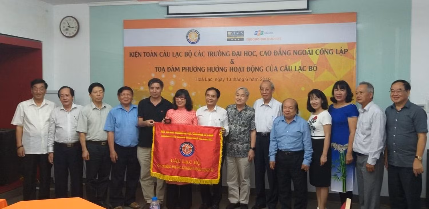 Ban chấp hành Câu lạc bộ các trường đại học, cao đẳng ngoài công lập được kiện toàn là cơ sở để đưa giáo dục công lập phát triển trong thời gian tới (ảnh Trinh Phúc).