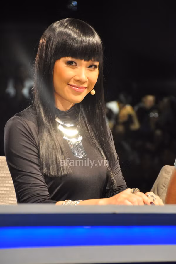 Giám khảo nữ của Vietnam Idol 2012 Mỹ Tâm gây bất ngờ trong đêm thi 2/11 với tóc "mái ngố" cá tính và lạ lẫm. >>Ảnh tóc mới của Mỹ Tâm gây sốt trên facebook