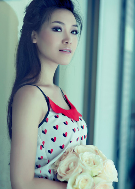 Hình ảnh trong sáng, dịu dàng của Thùy Dung trong bộ ảnh mới khiến người hâm mộ không khỏi ‘bần thần’. (Theo Đất Việt)