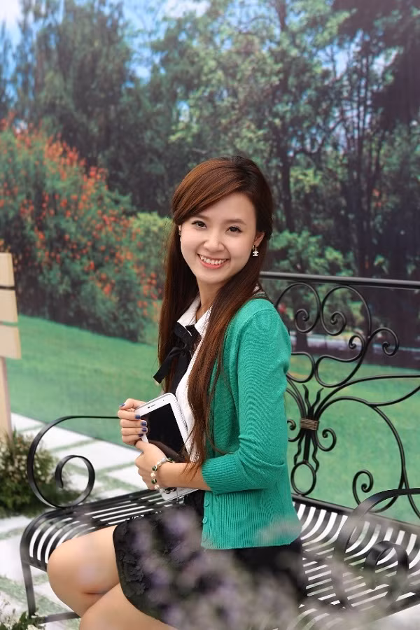 Trong thời gian chờ công bố kết quả bạn đổi được nhiều sách nhất, cô nàng hot girl đã tranh thủ chia sẻ với các bạn sinh viên những mẹo hay để cùng học và chơi với Samsung Galaxy Tab 2 7” như dùng ứng dụng Handrite để ghi chú thật dễ dàng, hay cách “luyện” tiếng Anh thật cool mọi lúc mọi nơi trên Tab 2 với “thư viện di động” Alezaa. (Theo Kênh 14)