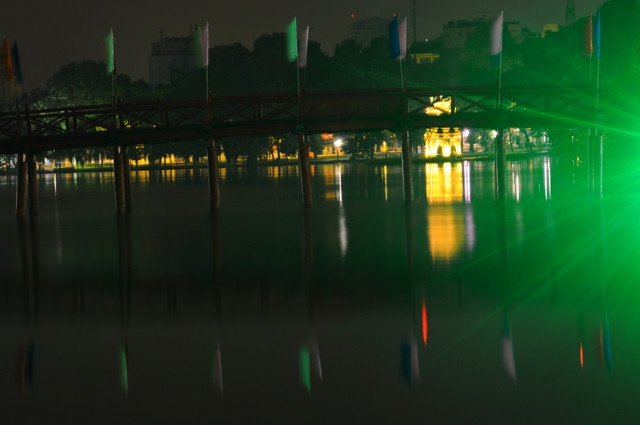 Tháp Rùa đẹp lung linh qua cầu Thê Húc.