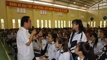 Học sinh Trường trung học phổ thông nội trú tỉnh Vĩnh Phúc được Giáo sư Nguyễn Lân Dũng truyền cảm hứng, truyền lửa đam mê trước ngưỡng cửa cuộc đời. Ảnh: Vũ Phương.