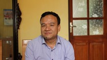 Hiệu trưởng Phùng Văn Tần liên tục cho rằng ban giám hiệu không liên quan đến việc mở thẻ tín dụng của 22 giáo viên, nhưng lại khuyên giáo viên không nên kiện tụng, làm rùm beng vấn đề. Ảnh: Vũ Phương.