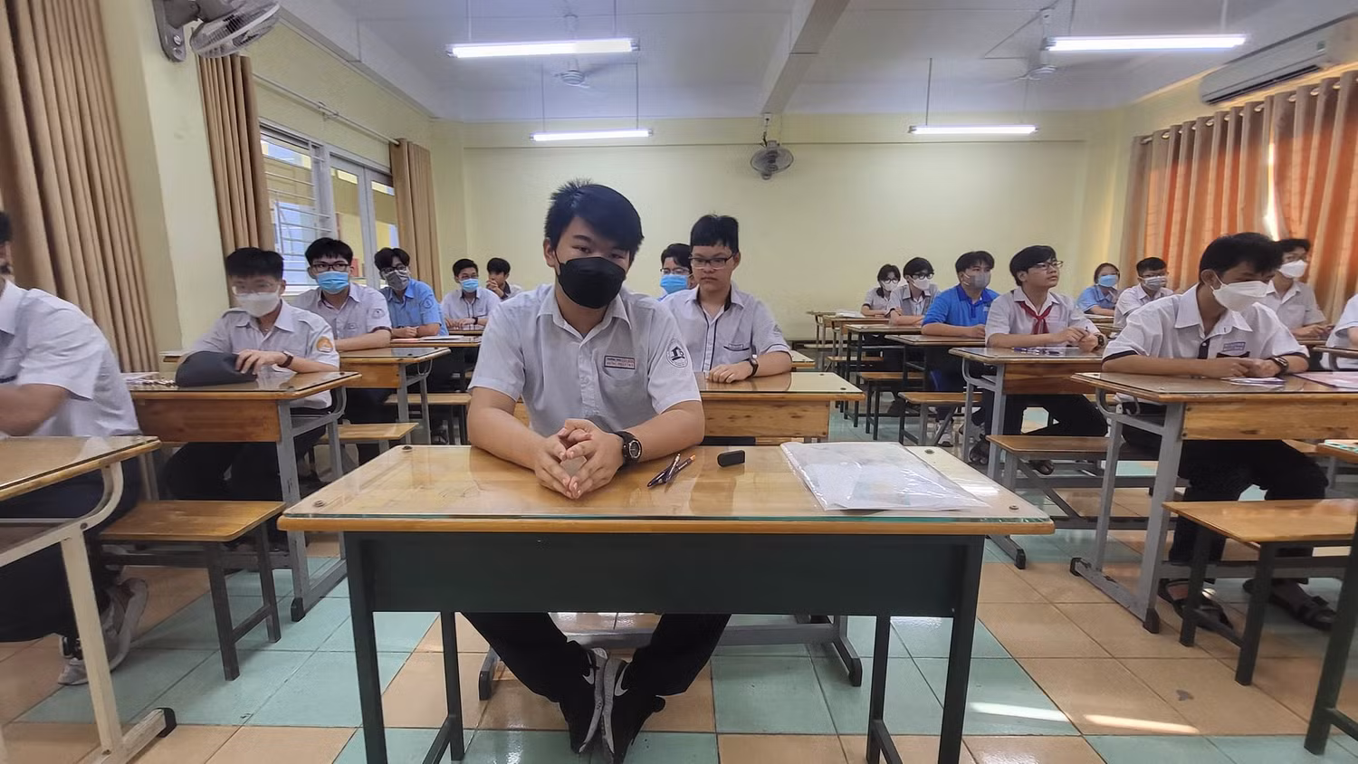 Thí sinh ở điểm thi Trường Nguyễn Khuyến trước giờ làm bài môn Ngữ văn (ảnh: P.L)