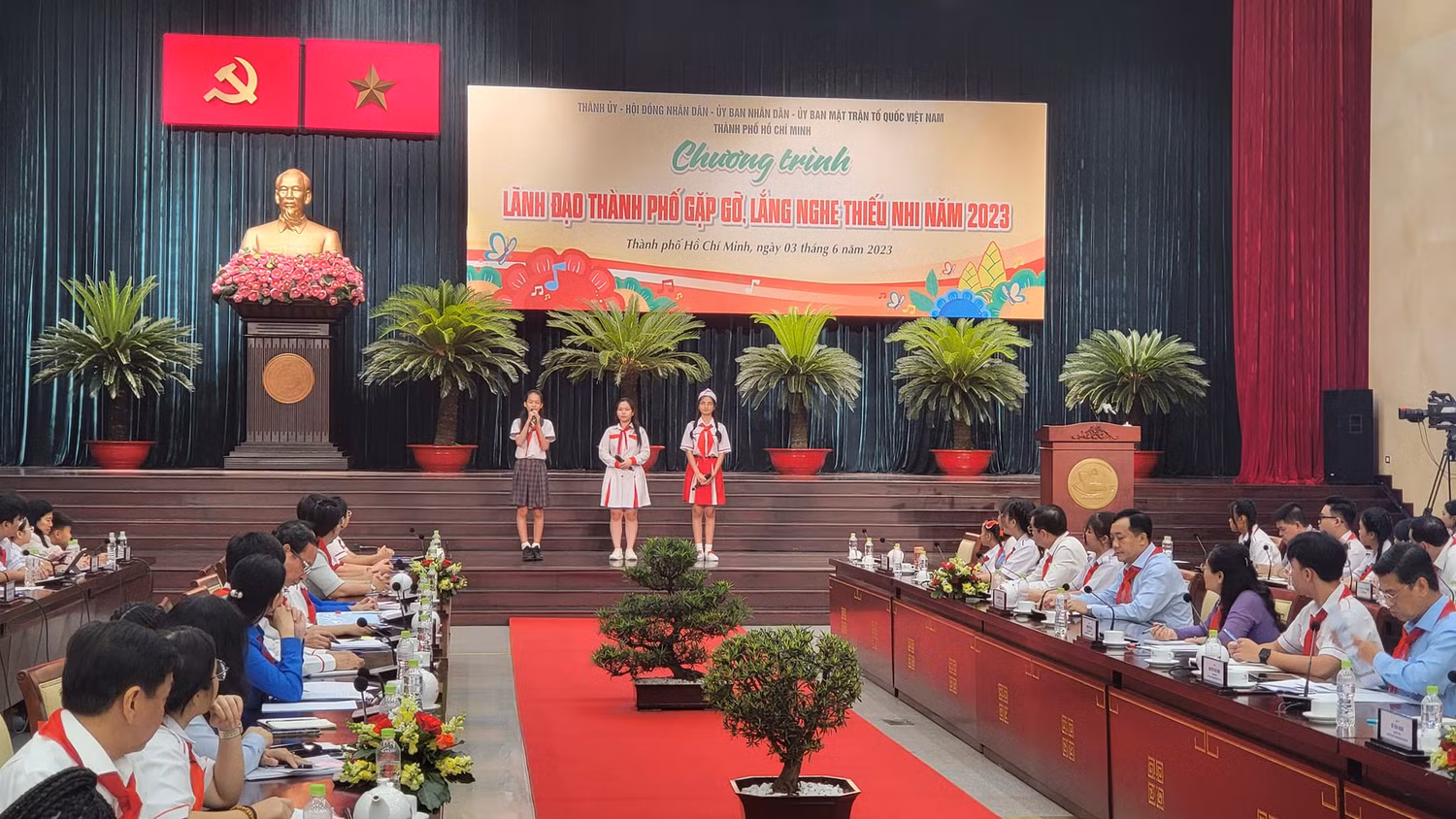 Thiếu nhi tiêu biểu của thành phố nêu ý kiến tại buổi gặp gỡ (ảnh: P.L) Thiếu nhi tiêu biểu của thành phố nêu ý kiến tại buổi gặp gỡ (ảnh: P.L)