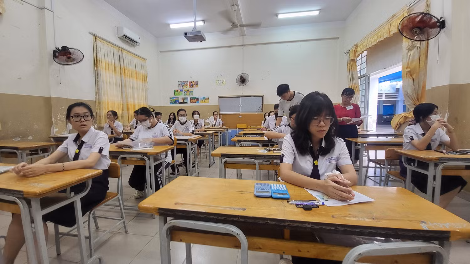 Thí sinh ở điểm thi Trường trung học cơ sở Bàn Cờ trước giờ làm bài thi môn Toán (ảnh: V.D)