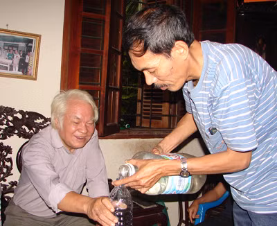 Nhiều người đã đến tận nhà TS Khải xin "thuốc" chữa bệnh tay chân miệng Nhiều người đã đến tận nhà TS Khải xin "thuốc" chữa bệnh tay chân miệng