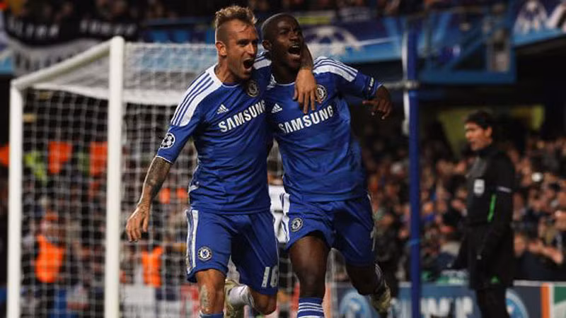 Raul Meireles chúc mừng Ramires sau bàn thắng nâng tỷ số lên 3-0