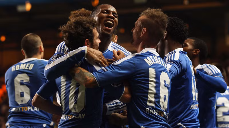 Drogba lập cú đúp đưa Chelsea thoát khỏi hiểm nguy để tiến vào vòng knock-out
