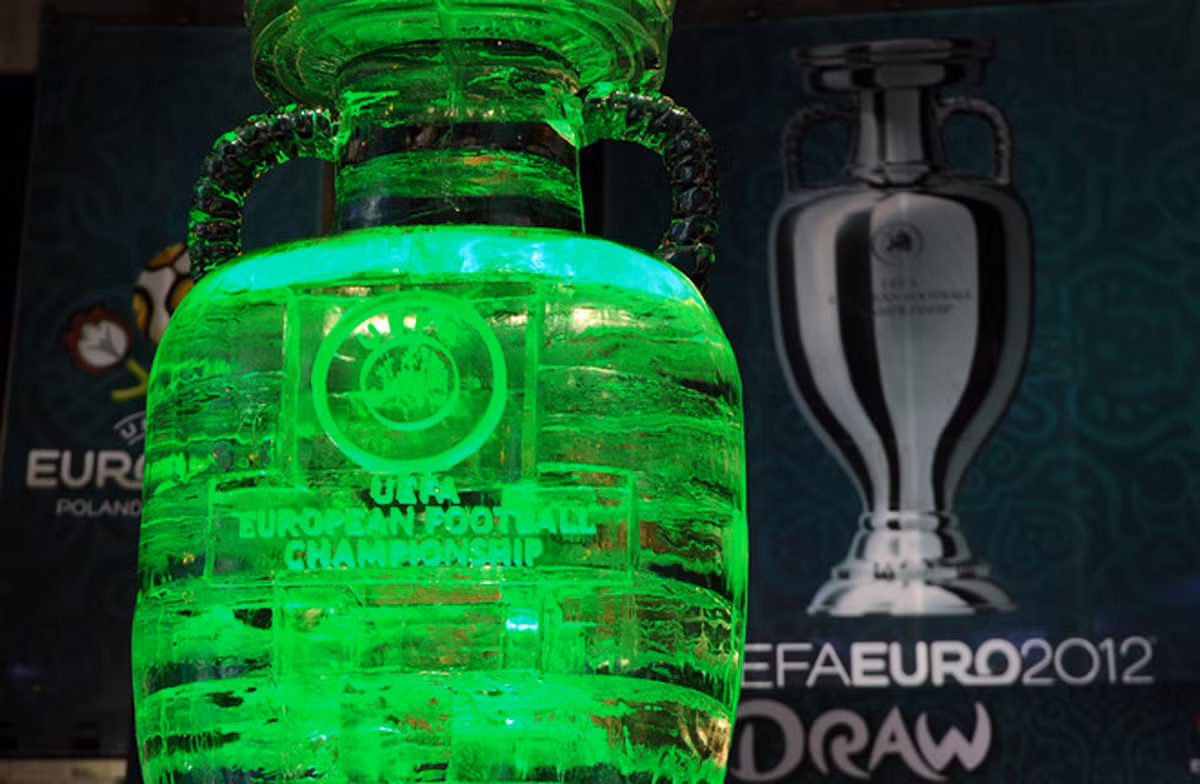 Chiếc cúp được chạm trổ bằng băng của EURO 2012 trước cửa bảo tàng nghệ thuật quốc gia Kiev